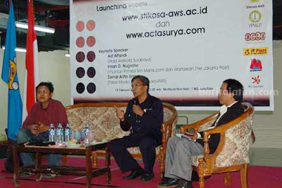 Peluncuran web actasurya.com Multifunction Hall IT Plaza BG Junction L2 Surabaya tahun 2008 silam. Saat itu peluncuran dihadiri Arif Affandi (saat itu wakil Wakil Walikota Surabaya), Zainal Arifin Emka (saat itu Ketua Stikosa-AWS), Dimam Abror (saat itu Ketua PWI Jawa Timur), dan beberapa pejabat teras Surabaya. (Foto/Beritajatim.com)