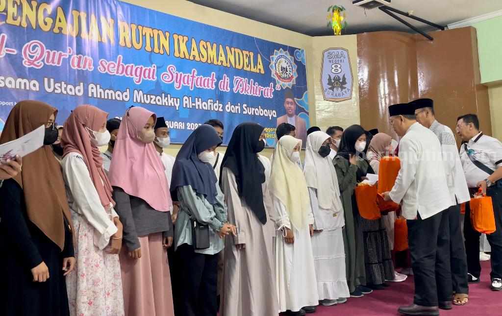 Ketua Umum Ikasmandela, Ir H Yunus Nafik saat memberikan santunan dana pendidikan kepada 33 siswa SMAN 8 Surabaya, Minggu (26/02/2023).