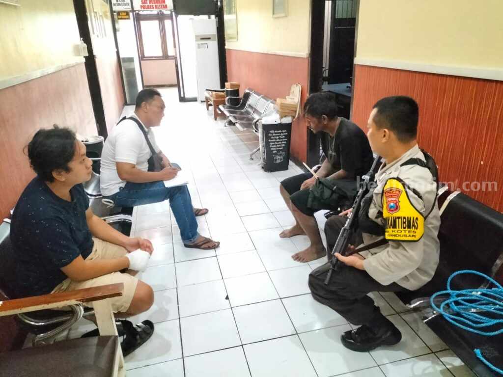 Pembobol Rumah TNI di Blitar Ternyata Bawa Kabur Hp dan Laptop Pelaku pembobolan rumah anggota TNI Kodim 0808 Blitar yang ditangkap dan diajar oleh warga