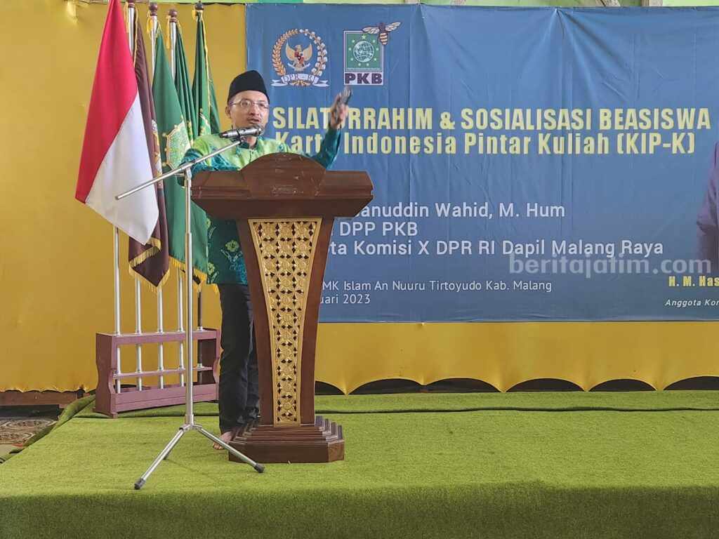 Cak Udin Salurkan Beasiswa Perguruan Tinggi Bagi Masyarakat Tirtoyudo cak udin
