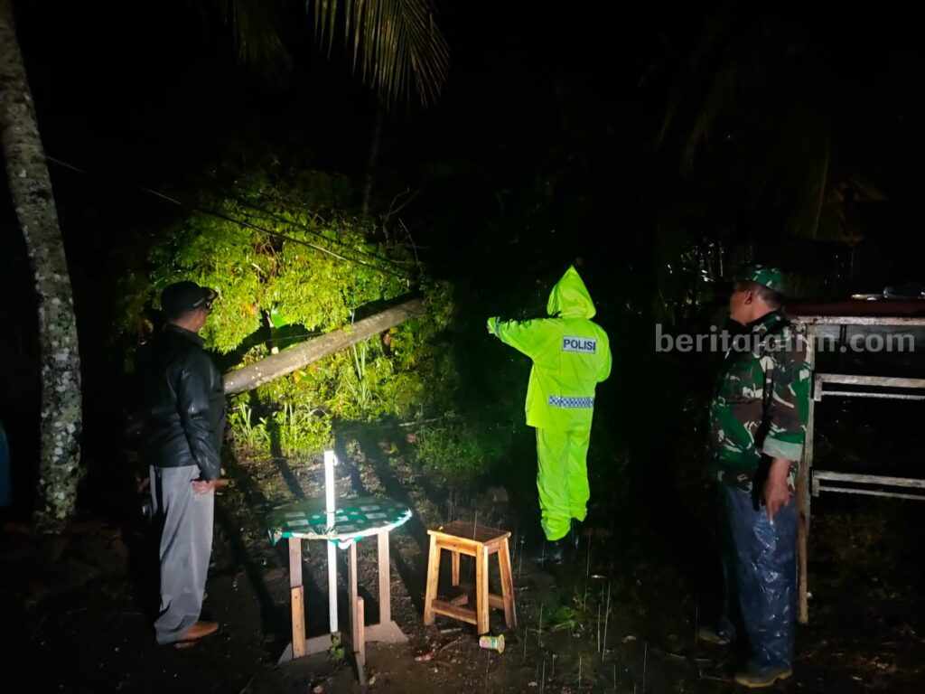 Bencana puting beliung menerjang Desa Srigonco, Kecamatan Bantur, Kabupaten Malang.