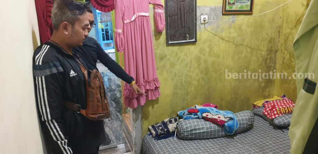 Petugas Polsek Bangil saat melakukan olah TKP di kos pelaku, Kecamatan Pandaan.