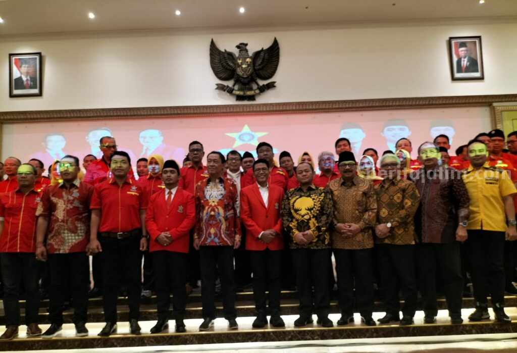 Pelantikan pengurus Depidar Xll Sentra Organisasi Karyawan Swadiri (Soksi) Jatim di kantor Golkar Jatim, Sabtu (25/2/2023) malam.