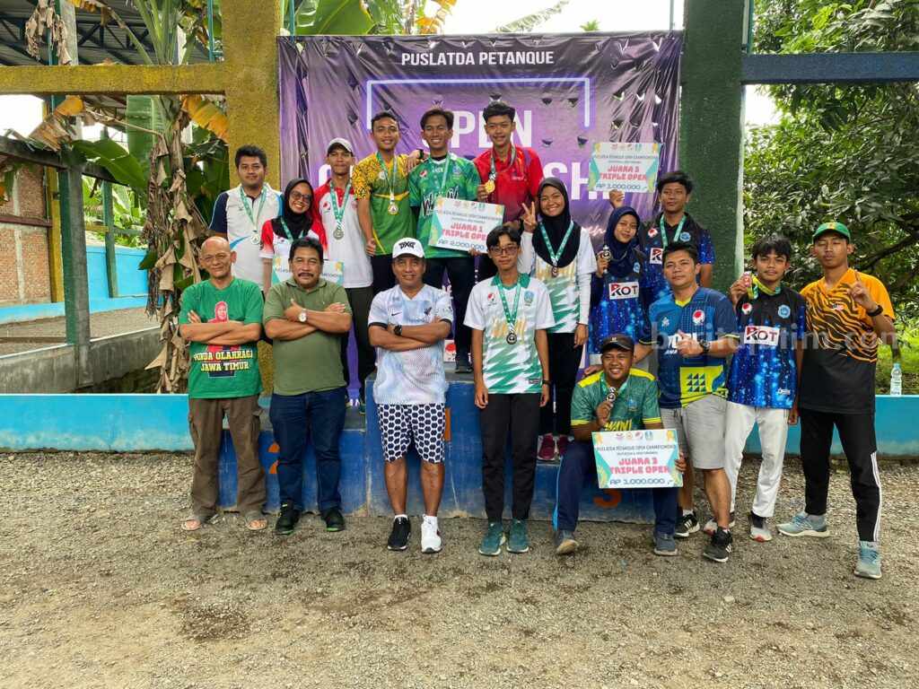 Altet Pentaque usai mengikuti kejuaraan di Kota Surabaya