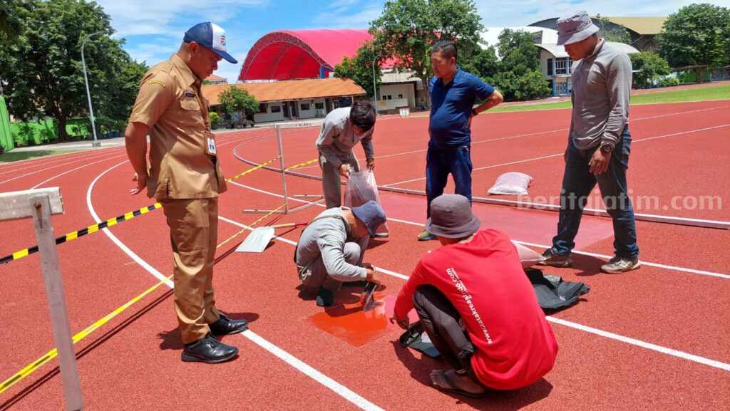 Pembenahan Lapangan Jatim Seger Hampir Usai, Siap Dibuka Kembali Secara Gratis Abdul Wahab, Kabid Kepemudaan Dispora Jatim tengah melihat kinerja tim ahli dalam pembenahan lintasan atletik Lapangan Jatim Seger, Surabaya, Senin (27/2/2023).