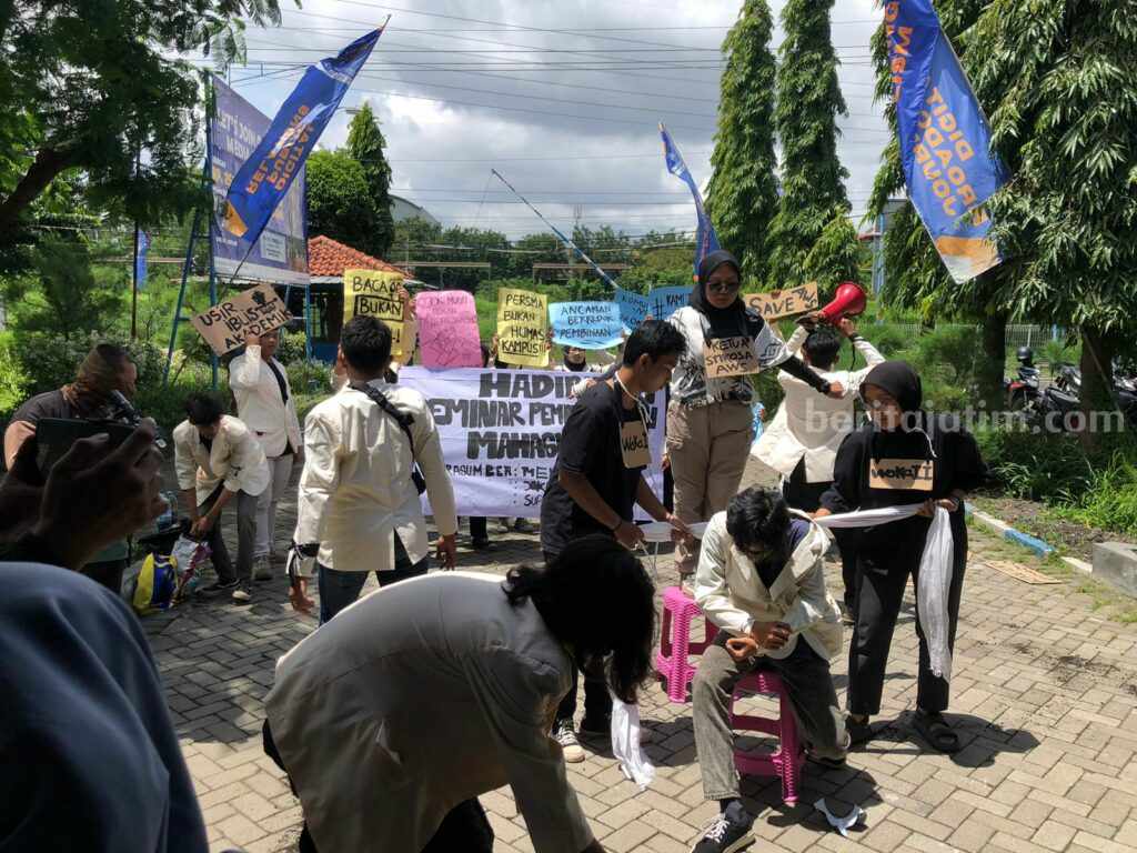 Aksi solidaritas mahasiswa Stikosa AWS hari ini, Senin (27/2/2023).