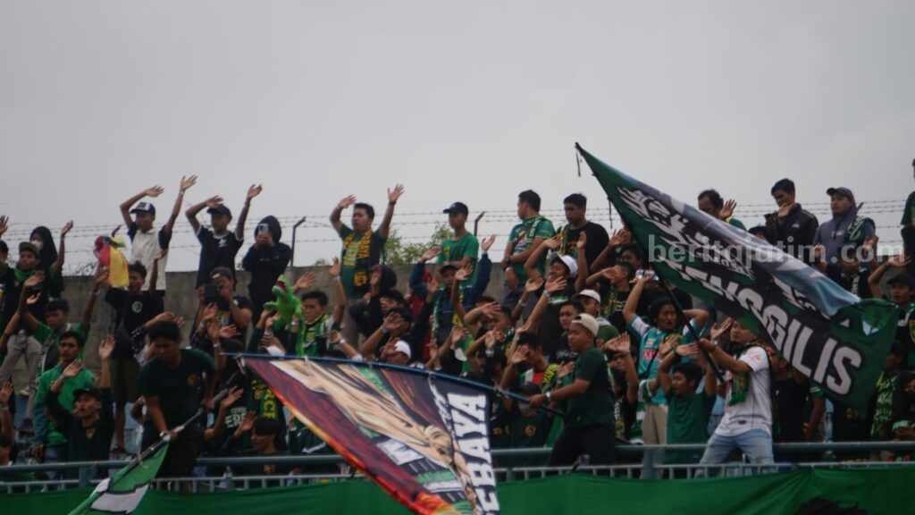 Bonek dan Bonita saat mendukung Persebaya di Stadion Gejos, Gresik
