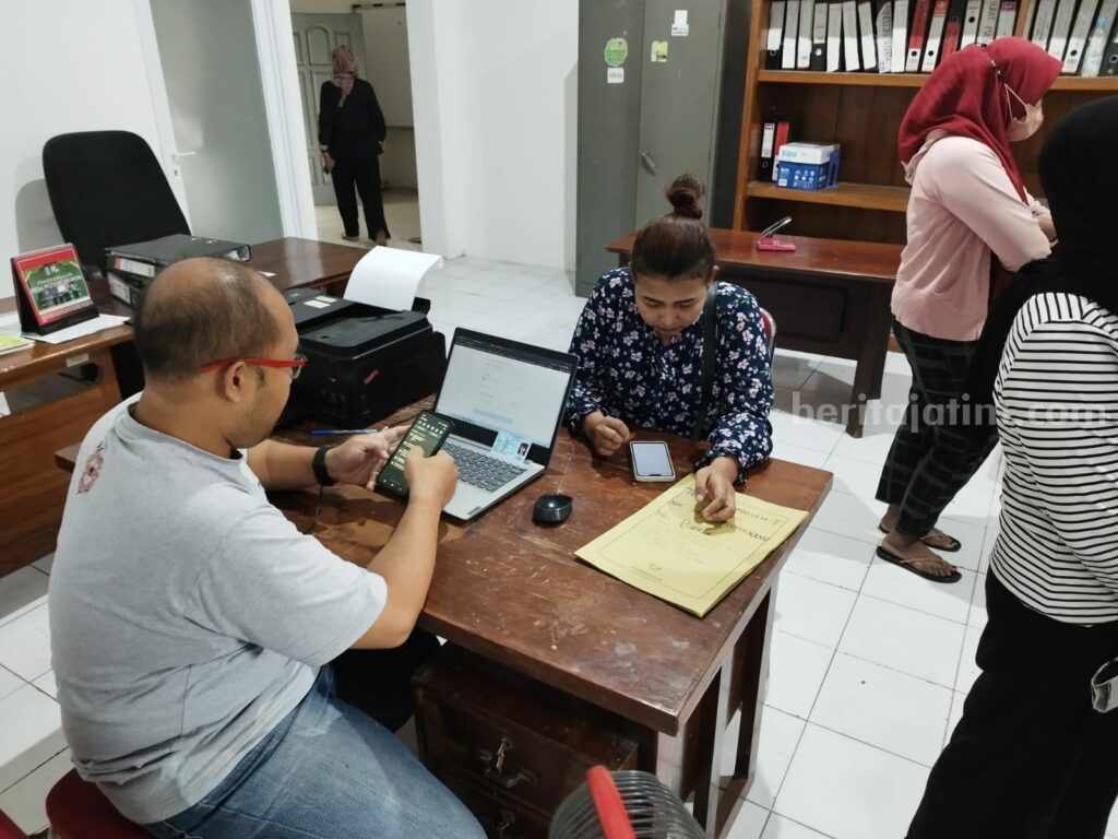Pemkot Kediri Buka Layanan Kepengurusan NIB Pemerintah Kota Kediri melalui Dinas Perdagangan dan Perindustrian (Disperdagin) membuka layanan kepengurusan NIB dan Pendaftaran Bantuan Modal Usaha DBHCHT.
