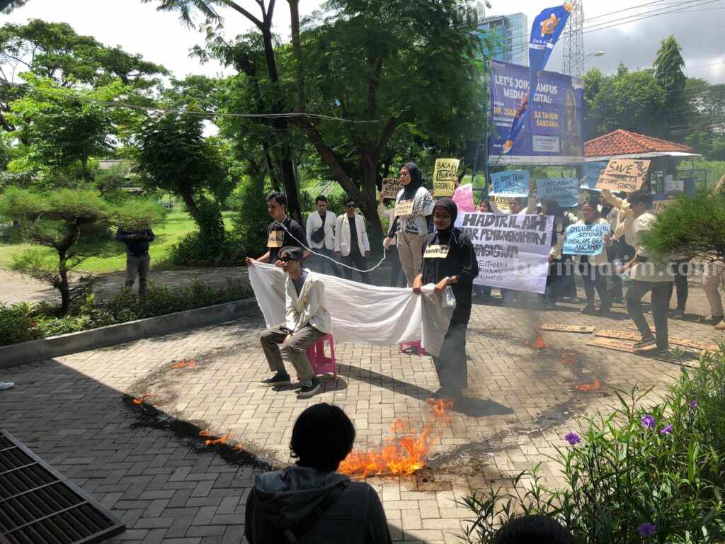 Buntut Demo Mahasiswa, YPWJT Akan Panggil Ketua Stikosa-AWS Puluhan mahasiswa Stikosa-AWS saat menggelar unjukrasa