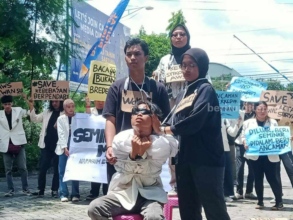 Sejumlah mahasiswa Stikosa-AWS melakukan teatrikal saat menggelar demonstrasi