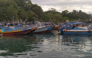 Ribuan nelayan Sendangbiru di Kabupaten Malang berhenti melaut, imbas cuaca buruk, Selasa (28/2/2023).