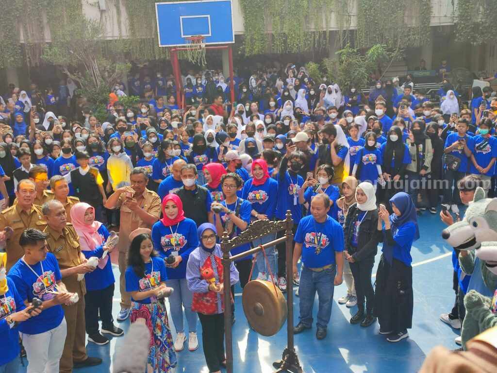 Ketua TP PKK Kota Surabaya, Rini Indriyani membuka Open Air & Art Exhibition Spensabaya
