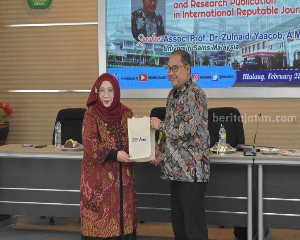 FEB Unisma Kedatangan Profesor dari USM Malaysia, Bahas Literasi Hingga Riset Bereputasi Dekan FEB Unisma bersama Assoc. Prof. Dr. Zulnaidi Yacoob (Foto : Istimewa)