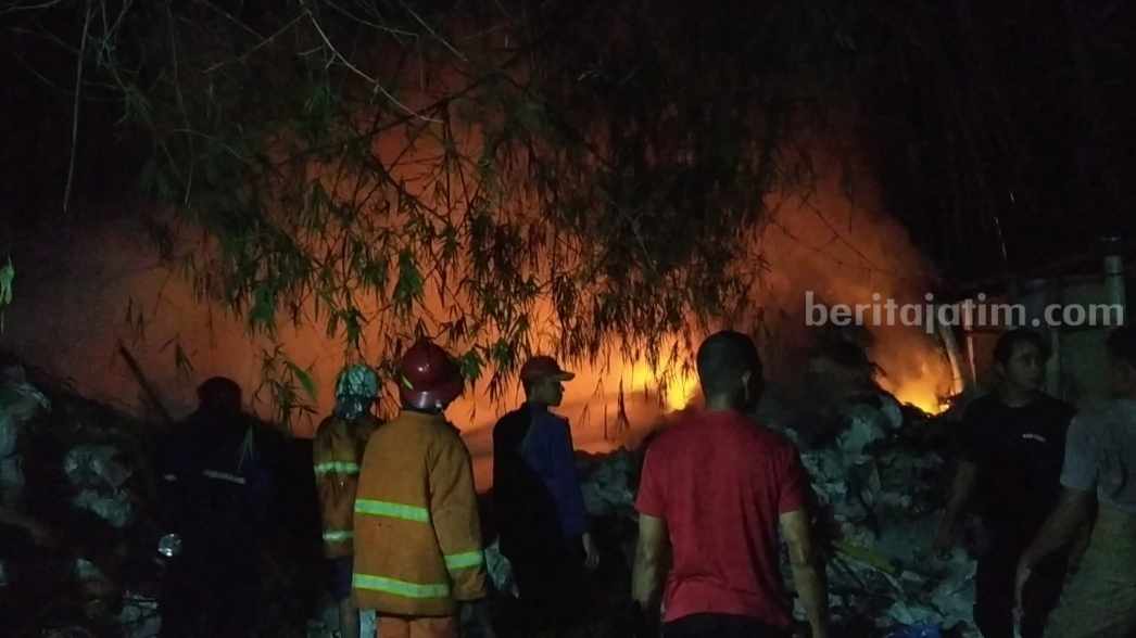 Kebakaran barang bekas di Mojokerto.
