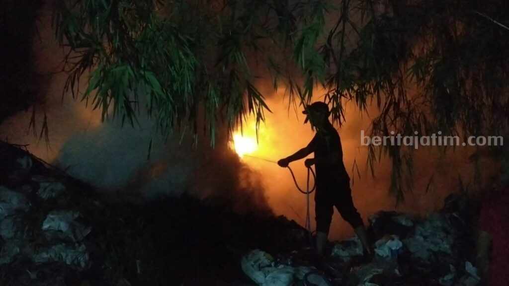 Kebakaran barang bekas di Mojokerto.