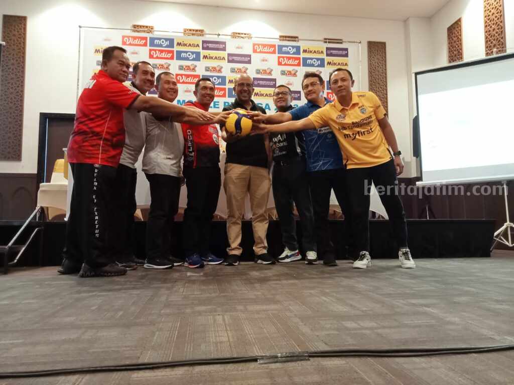 Pelatih dan Manajer yang lolos Final Four Proliga 2023 pose bersama sebelum bertanding besok (23/2) di GOR Tri Dharma Petrokimia Gresik