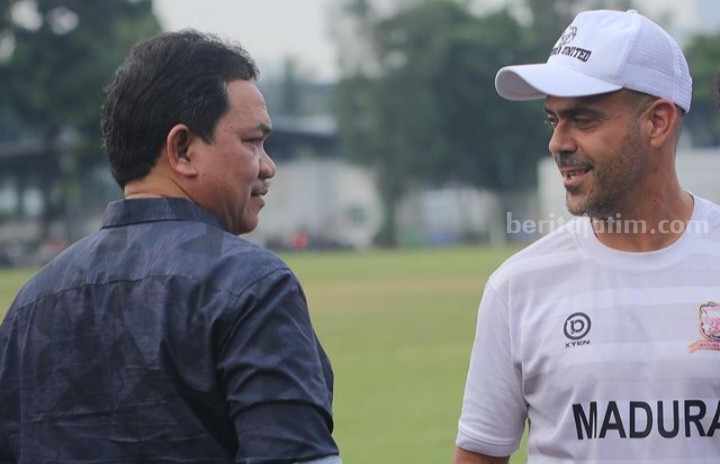 Bos Madura United FC, Achsanul Qosasi (kiri) bersama sang juru taktik, Fabio Lefundes.