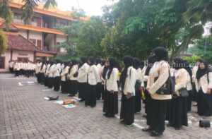 218 Mahasiswa EBIS IAI Al-Khairat Pamekasan Laksanakan Program PLKBI Suasana pelepasan mahasiswa program PLKBI Fakultas EBIS di halaman IAI Al-Khairat Pamekasan, Jl Raya Palengaan (Palduding) Nomor 2 Pamekasan, Rabu (1/2/2023).