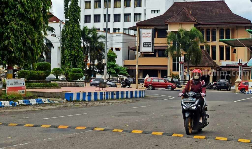 Sering Dipakai Balap Liar, Jalan Alun-alun Timur Ponorogo Dipasangi Speed Bump Speed bump yang dipasang untuk mencegah balap liar di salah satu titik di jalan Alun-alun timur. (Foto/Endra Dwiono)