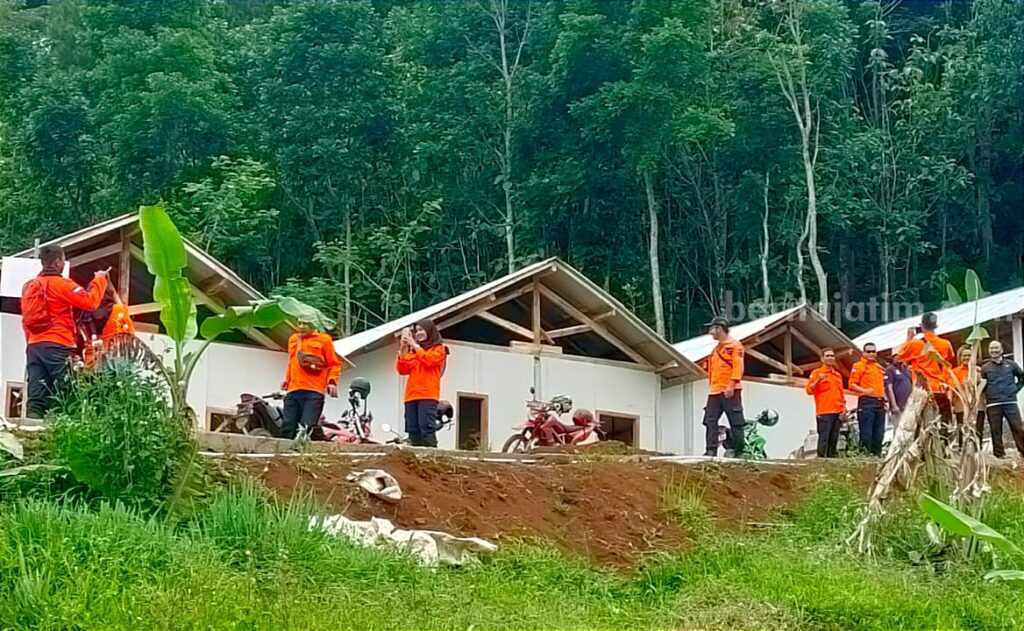 BPBD Ponorogo saat meninjau pembangunan huntara di tanah milik Pemdes Talun segera selesai. (Foto/BPBD Ponorogo) 