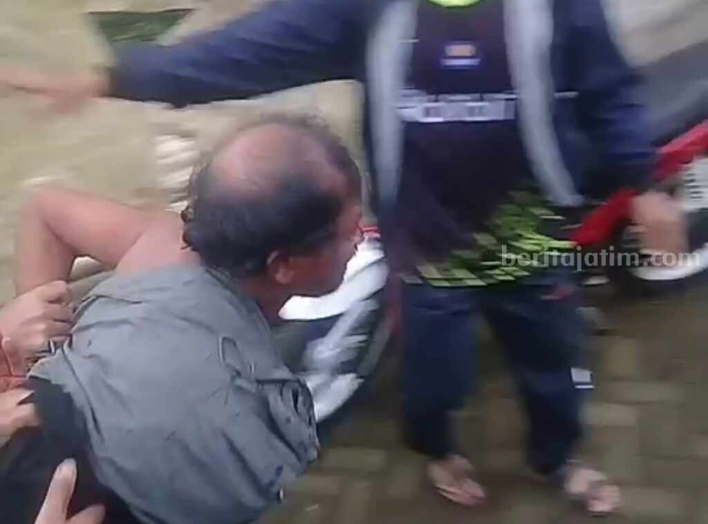 Pelaku curanmor saat diamankan petugas dari amukan warga