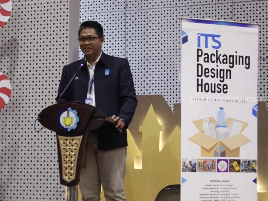 Ketua Program Rumah Desain Kemasan ITS, Sayatman saat memaparkan program