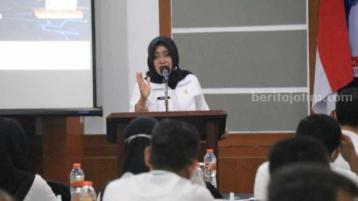 Bupati Mojokerto, Ikfina Fahmawati saat membuka sosialisasi di salah satu hotel di Kawasan Trawas, Kabupaten Mojokerto. [Foto: ist]