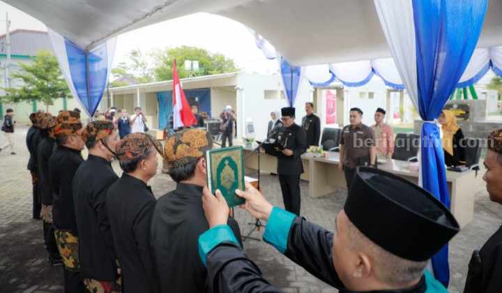 Bupati Pamekasan, Badrut Tamam (tengah) saat melantik 9 pejabat di area Food Colony Pamekasan, Jl Kesehatan, Kamis (9/2/2023).