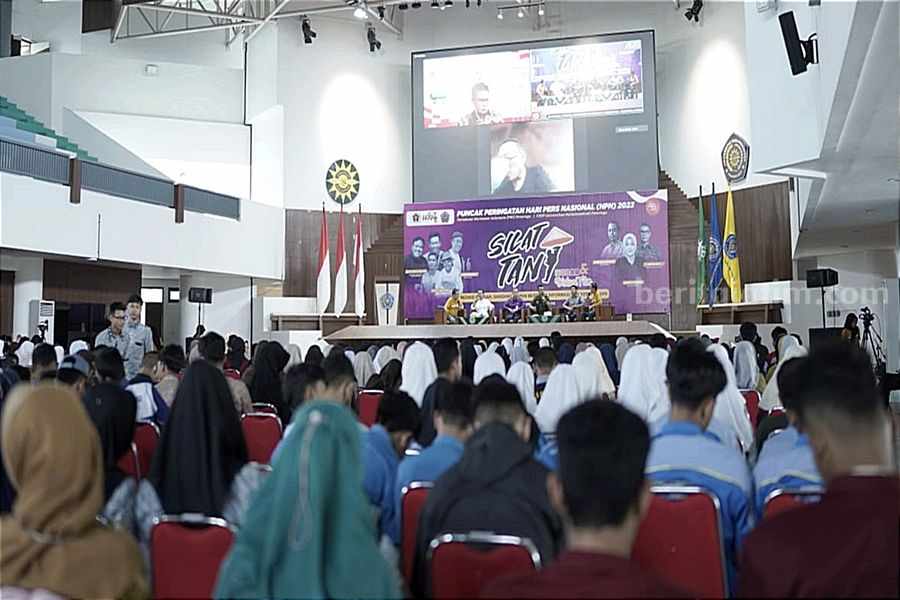 Suasana nonton bareng film Silat Tani yang digelar PWI Ponorogo