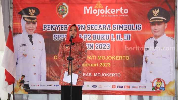 Bupati Mojokerto Ikfina Fahmawati saat menyerahkan SPPT PBB P2 Kecamatan Pungging tahun 2023. [Foto : ist]