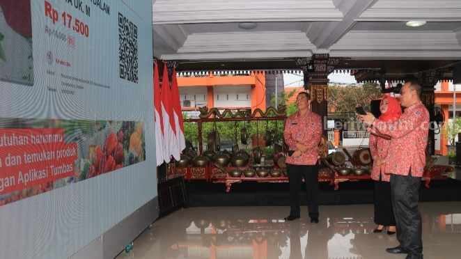 Bupati Mojokerto Ikfina Fahmawati saat melaunching aplikasi Sinergi Smart TV. [Foto : ist]