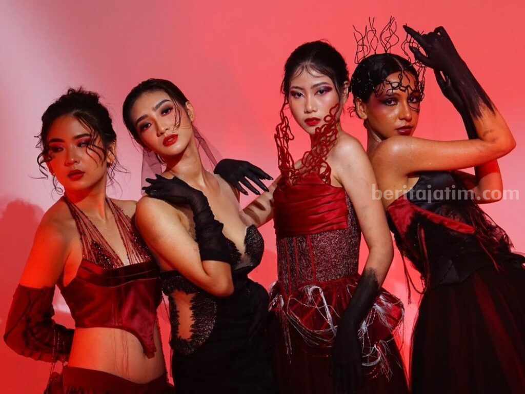 Elegan! Inilah Kostum Valentine Karya Mahasiswi Universitas Ciputra Surabaya Empat mahasiswi Universitas Ciputra Surabaya memperagakan kostum valentine