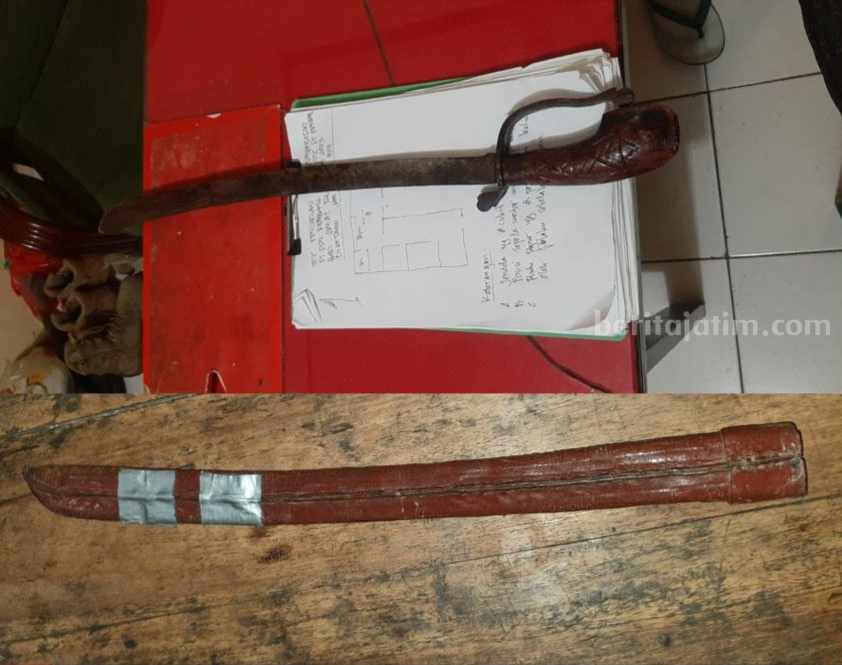 Barang bukti senjata tajam yang digunakan tersangka untuk membacok korban.