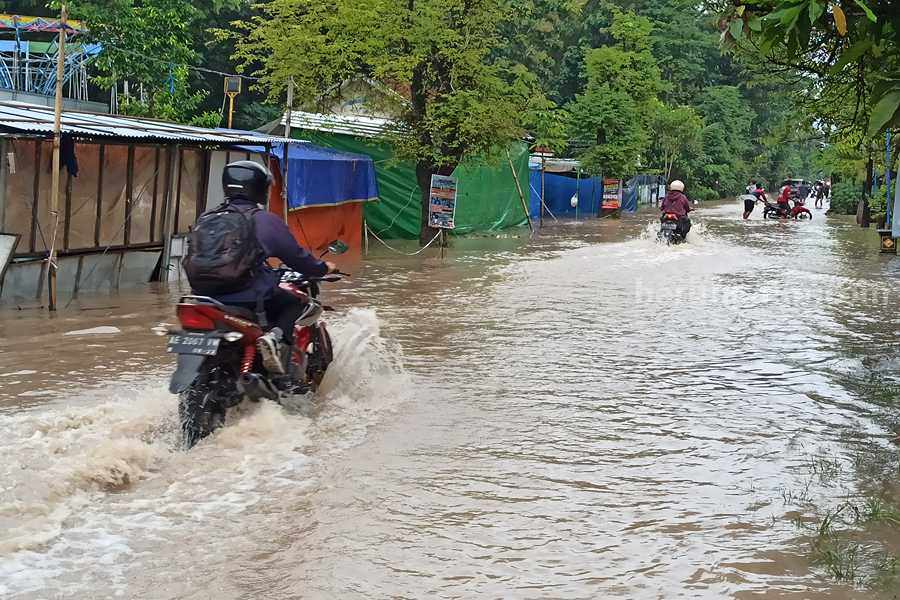 Hujan Deras, Pasar Malam Sukorejo Ponorogo Terendam Banjir Banjir Pasar Sukorejo