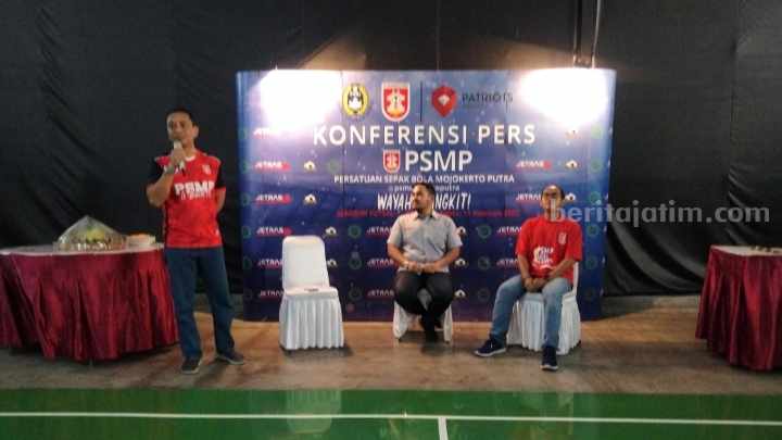 Konferensi pers PSMP di lapangan Futsal Mandiri Kecamatan Jetis, Kabupaten Kabupaten Mojokerto. [Foto : Misti/beritajatim.com]