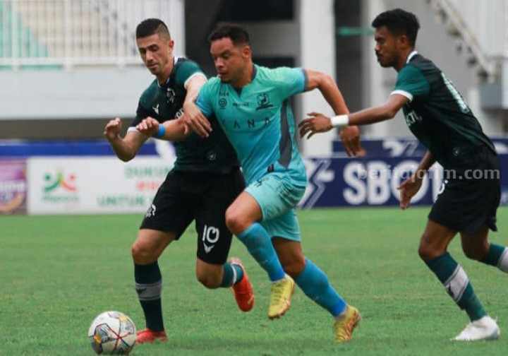 Aksi Lulinha (tengah) saat membawa Madura United sukses merealisasikan target menambah 3 poin dari markas Persikabo 1973, Stadion Pakansari, Cibinong, Kabupaten Bogor, Sabtu (11/2/2023). [Gambar: Madura United]