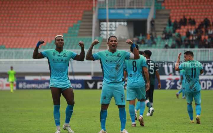 Alberto Goncalves (tengah) melakukan seleberasi usai mencetak gol ke gawang Persikabo 1973, di Stadion Pakansari, Cibinong, Kabupaten Bogor, Sabtu (11/2/2023). [Gambar: Madura United]