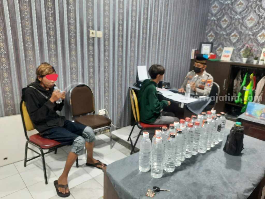 Para pelaku saat menjalani pemeriksaan di Mapolresta Mojokerto. [Foto : ist]