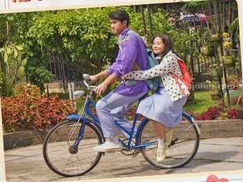 Ilustrasi jatuh cinta. Poster Gita Cinta Dari SMA, film drama romansa yang tayang di bioskop Gresik hari ini. (Instagram @gitacintadarismafilm)