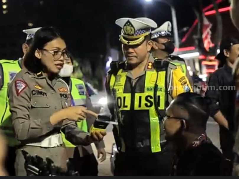 Satlantas Polrestabes Surabaya Amankan Belasan Pengendara Mabuk Polisi menguji pengendara mabuk