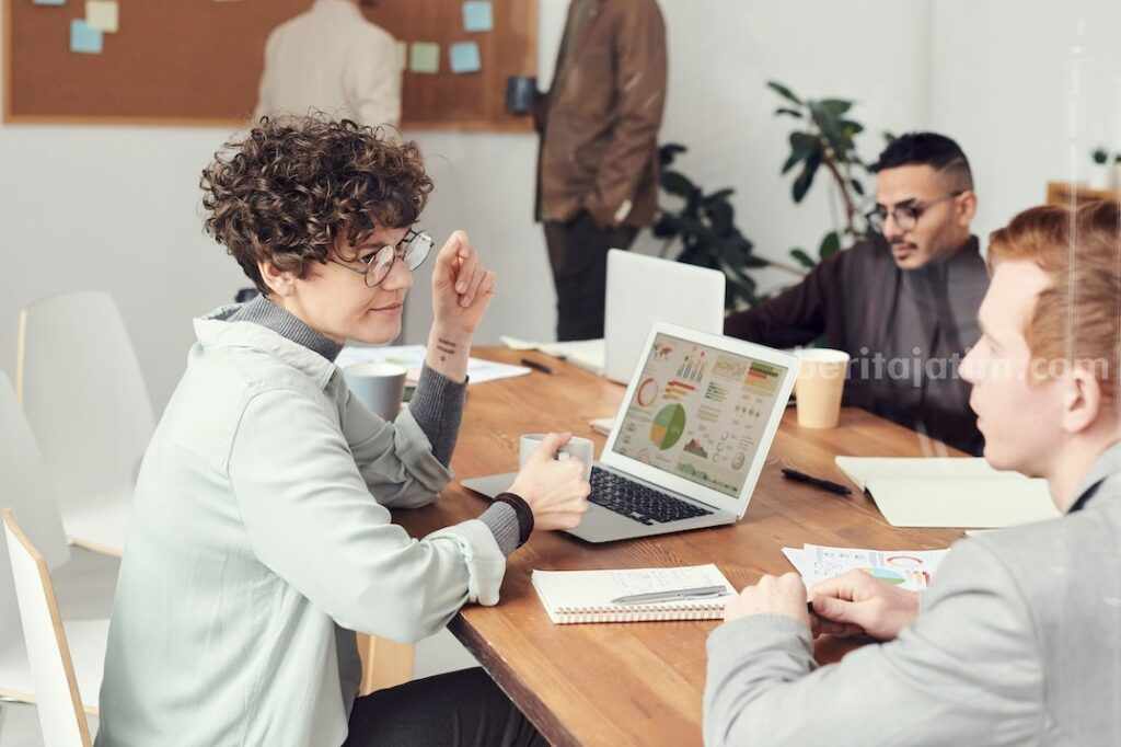 3 Prospek Pekerjaan yang Akan Trend Tahun 2023 Menurut CEO Microsoft Ilustrasi kehidupan pekerja 2023 (sumber: pexels)