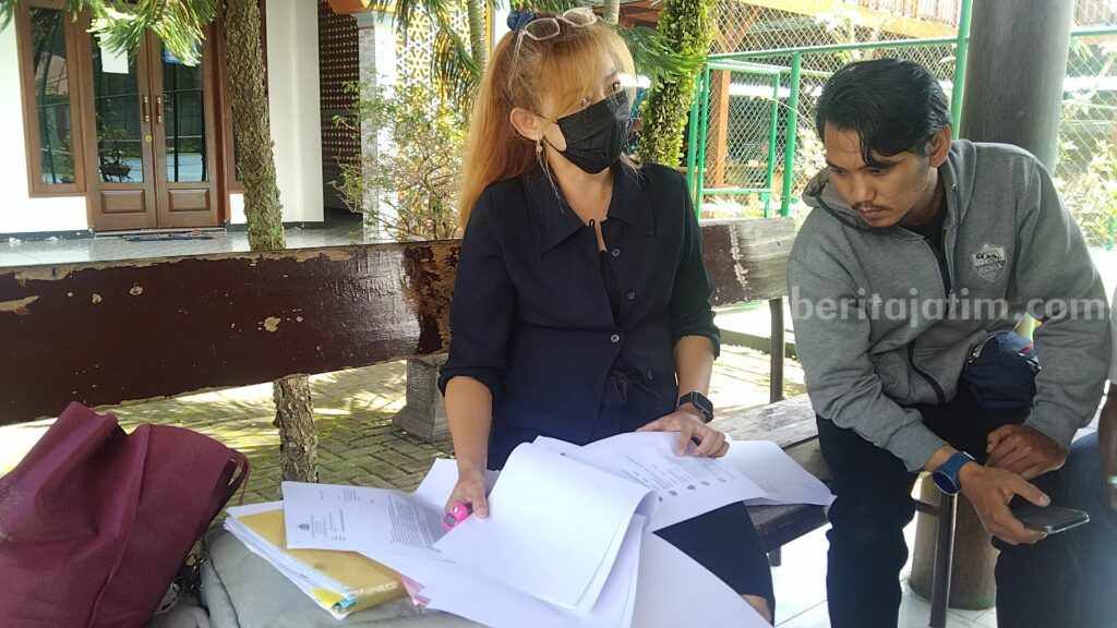 Tagih Hutang, Warga Malang Malah Jadi Terdakwa Dian Patria menunjukkan bukti bukti perkara yang menjeratnya.