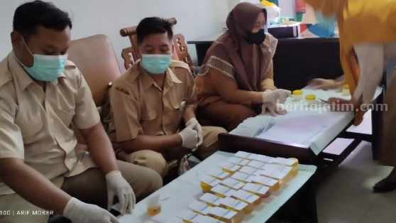Pegawai Labkesda Kabupaten Mojokerto memeriksa hasil tes urine pegawai Kejari Kabupaten Mojokerto. [Foto : ist]