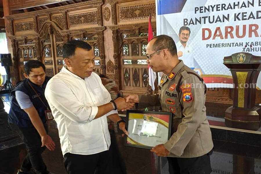 Bupati Ponorogo Sugiri Sancoko saat memberikan piagam penghargaan kepada Kapolsek Pudak AKB Baderi. (Foto/Humas Polres Ponorogo).