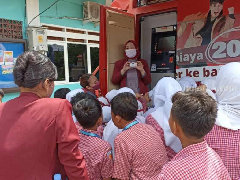 Petugas dari CIMB Niaga saat memberikan penjelasan tentang kartu ATM