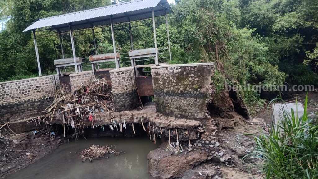 Kondisi dam Sungai Sumberkembar di Dusun Wonokerto, Desa Wonodadi, Kecamatan Kutorejo, Kabupaten Mojokerto yang jebol. [Foto : ist]