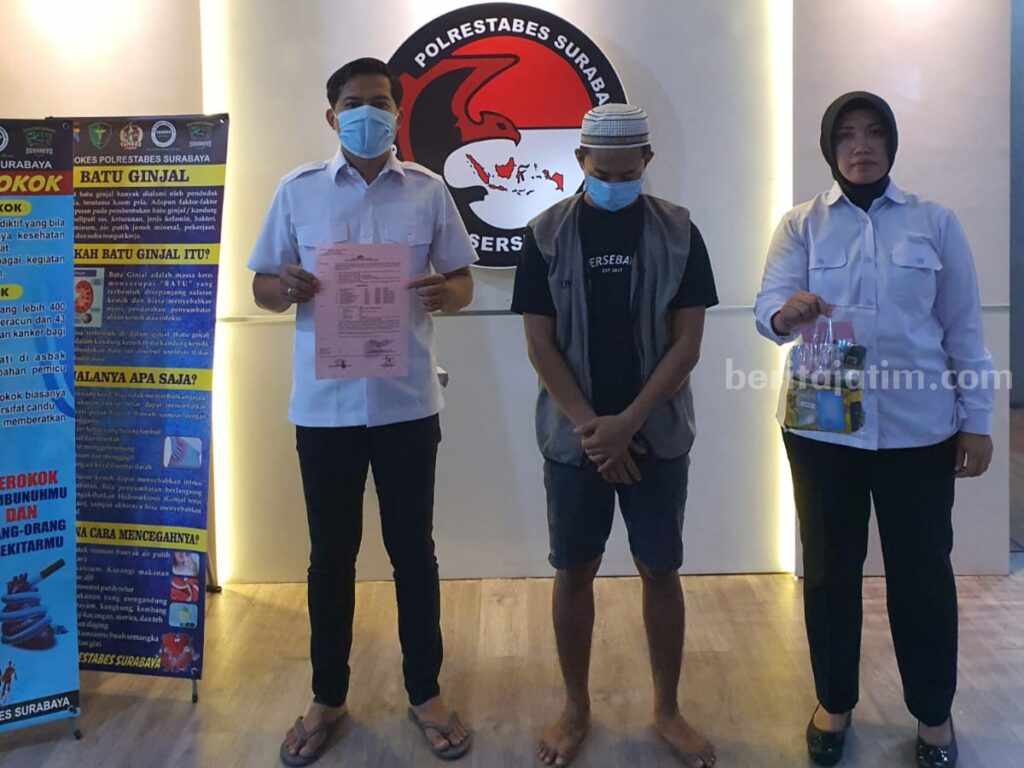 ‘Dicokot’ Pembeli, Bandar Sabu Kenjeran Masuk Penjara Tersangka RA (tengah) saat diamankan di Satres Narkoba Polrestabes Surabaya, Sabtu (21/01/2023). (Foto/ist)
