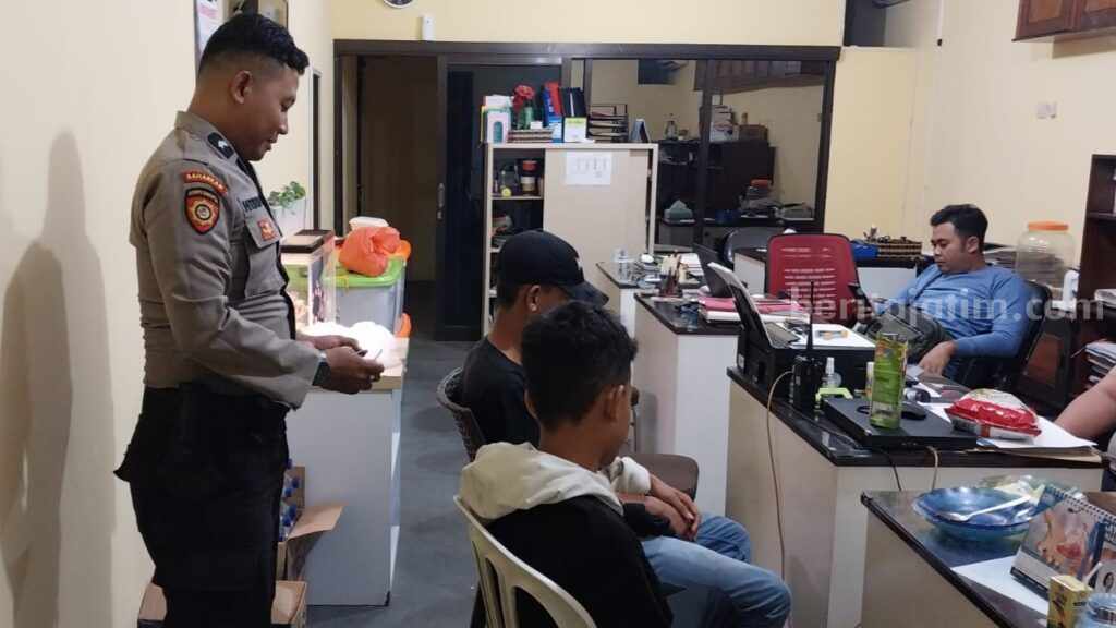 Kedua pelaku diamankan ke Mapolresta Mojokerto. [Foto : ist]