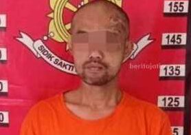 Bawa Jimat untuk Kebal dan Menghilang, Aziz Justru Kepergok dan Dikeroyok Warga Tersangka Aziz saat diamankan di Polsek Tenggilis Mejoyo, Minggu (12/02/2023), (Foto/ist)