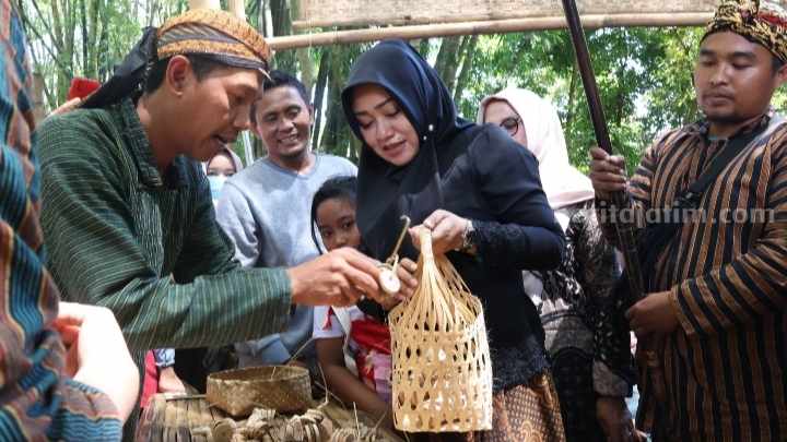 Bupati Mojokerto, Ikfina Fahmawati meresmikan Pasar Keramat di Desa Warugunung, Kecamatan Pacet, Kabupaten Mojokerto. [Foto : ist]